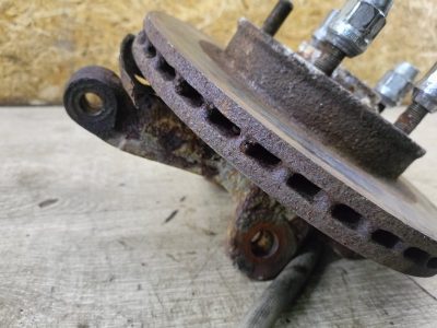 Поворотный кулак Nissan SERENA 1998 SR20DE минивен, Перед., Лев.