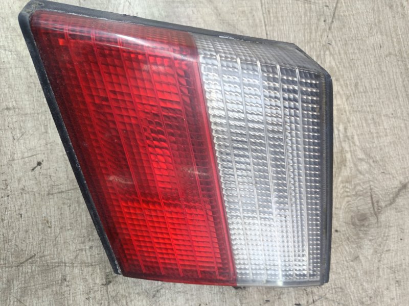 Фонарь крышки багажника Nissan Primera 1996 GA16DE седан 4дв., Задн., Прав. — изображение 4