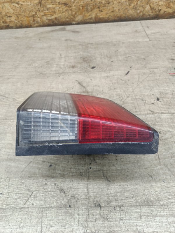 Фонарь крышки багажника Nissan Primera 1996 GA16DE седан 4дв., Задн., Прав. — изображение 5
