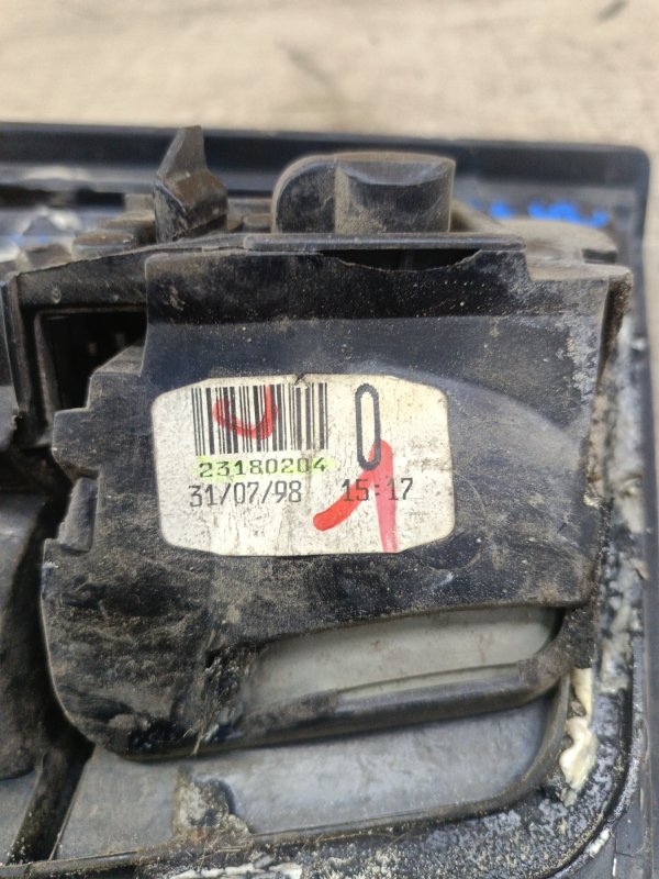 Фонарь крышки багажника Nissan Primera 1996 GA16DE седан 4дв., Задн., Прав. — изображение 2