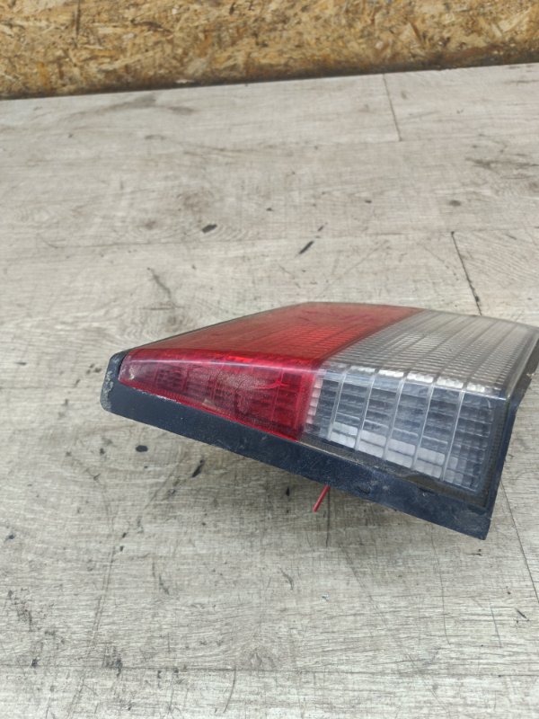 Фонарь крышки багажника Nissan Primera 1996 GA16DE седан 4дв., Задн., Лев. — изображение 3