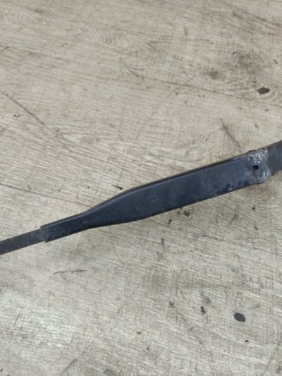 Поводок дворника Nissan Primera 1996 GA16DE седан 4дв., Перед., Прав.