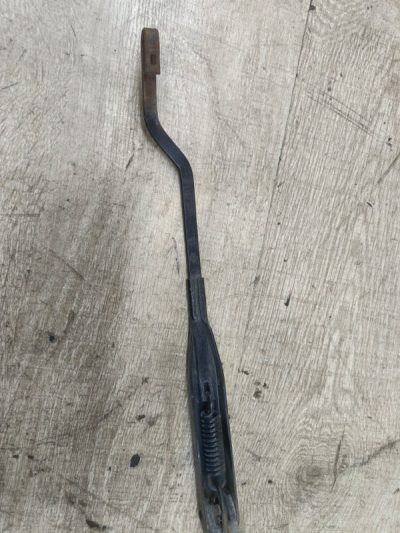 Поводок дворника Nissan Primera 1996 GA16DE седан 4дв., Перед., Прав.