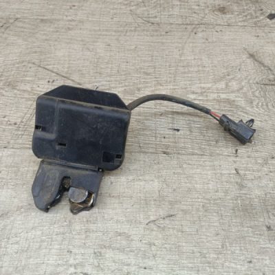 Замок крышки багажника Nissan Primera 1996 GA16DE седан 4дв.