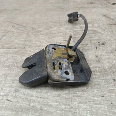 Замок крышки багажника Nissan Primera 1996 седан 4дв. GA16DE - изображение 4