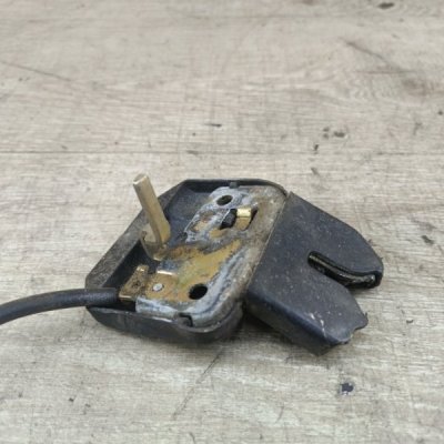 Замок крышки багажника Nissan Primera 1996 седан 4дв. GA16DE - изображение 5