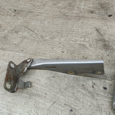 Петля капота Nissan Primera 1996 седан 4дв. GA16DE - изображение 4