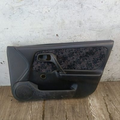 Обшивка двери Nissan Primera 1996 GA16DE седан 4дв., Перед., Прав.