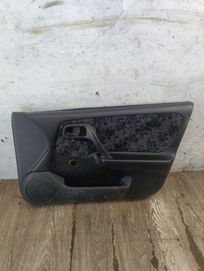 Обшивка двери Nissan Primera 1996 GA16DE седан 4дв., Перед., Прав.