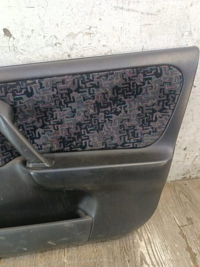 Обшивка двери Nissan Primera 1996 GA16DE седан 4дв., Перед., Прав.