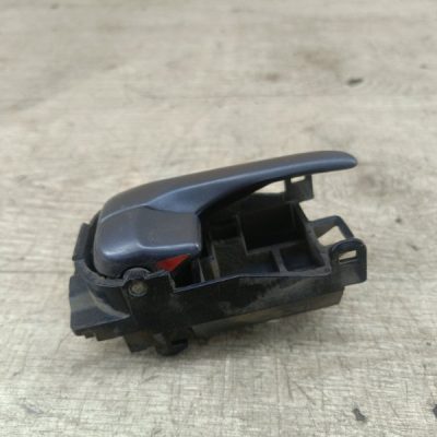 Ручка двери внутренняя Nissan Primera 1996 GA16DE седан 4дв., Перед., Прав. - изображение 3