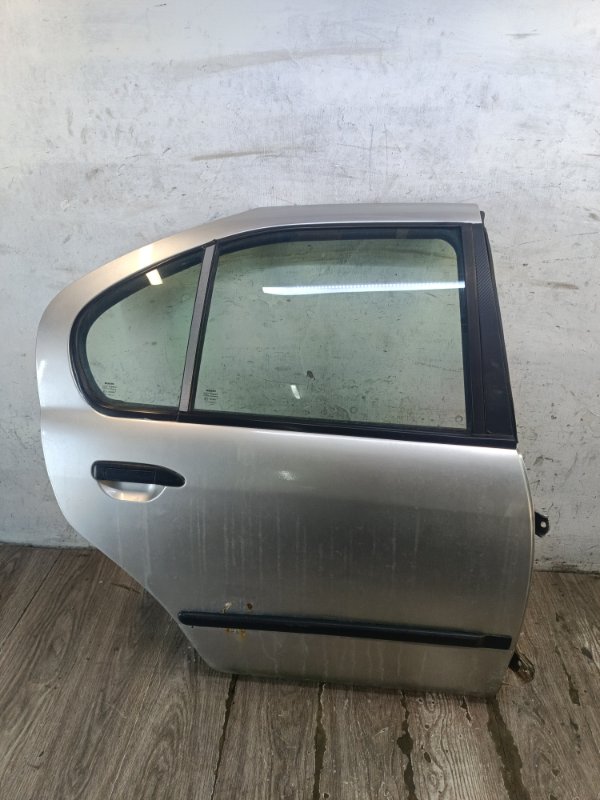 Дверь Nissan Primera 1996 седан 4дв. GA16DE Задн. Прав.