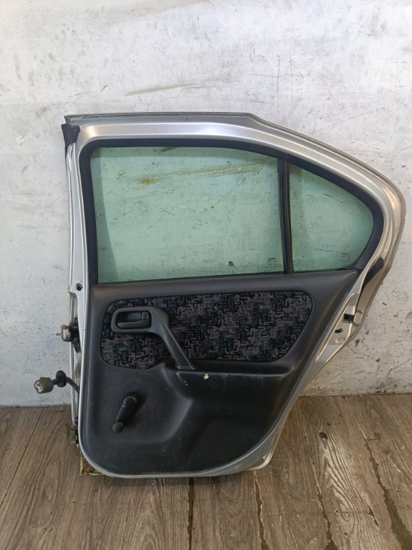 Дверь Nissan Primera 1996 седан 4дв. GA16DE Задн. Прав.