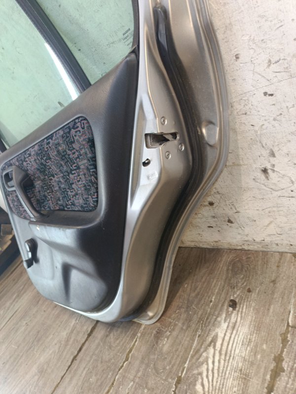 Дверь Nissan Primera 1996 седан 4дв. GA16DE Задн. Прав.