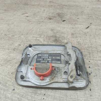 Лючок бензобака Nissan Primera 1996 седан 4дв. GA16DE - изображение 2