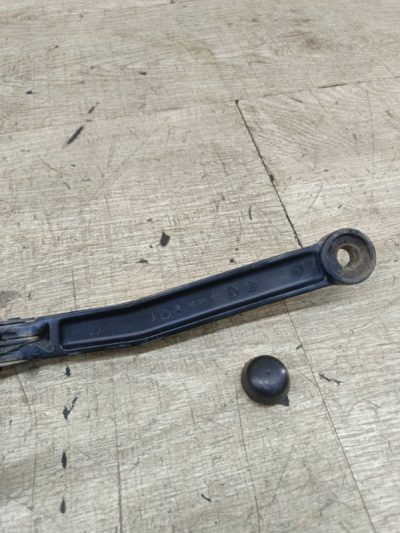 Поводок дворника Nissan Primera 1999 QG18DE седан 4дв., Перед., Прав.