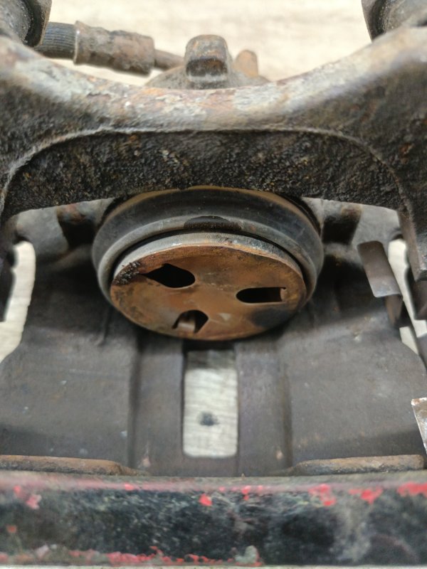 Тормозной суппорт Nissan Primera 1999 седан 4дв. QG18DE Перед. Лев.