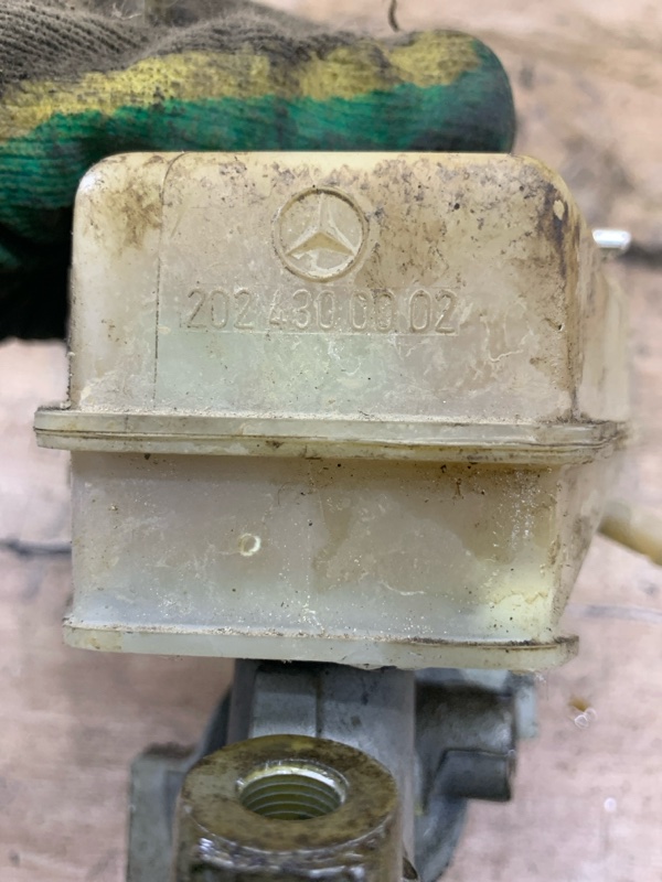 Главный тормозной цилиндр Mercedes-Benz 124 1994 седан 4дв. 2.0
