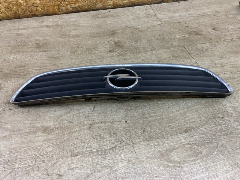 Решетка радиатора Opel Zafira A 2000 минивен X20DTH 2.0