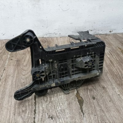Крепление аккумулятора Volkswagen Golf 5 2006 хетчбэк 5дв. BXE - изображение 6
