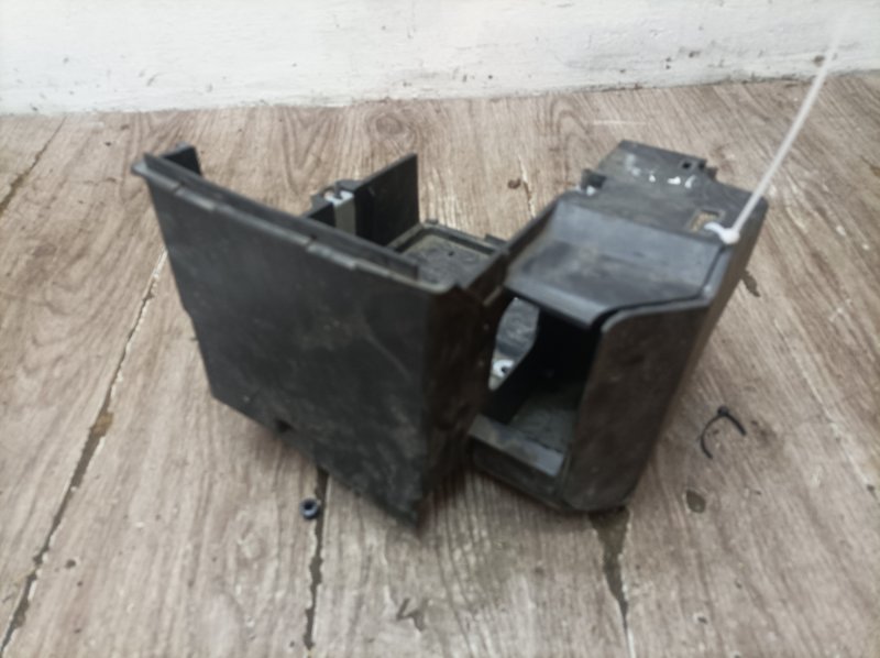 Крепление аккумулятора Ford Focus 2 2005 хетчбэк 5дв. SHDA