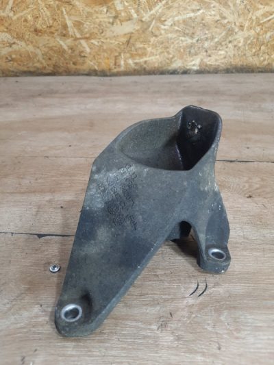 Кронштейн двигателя Audi A6 2008 BRE седан 4дв., Перед.