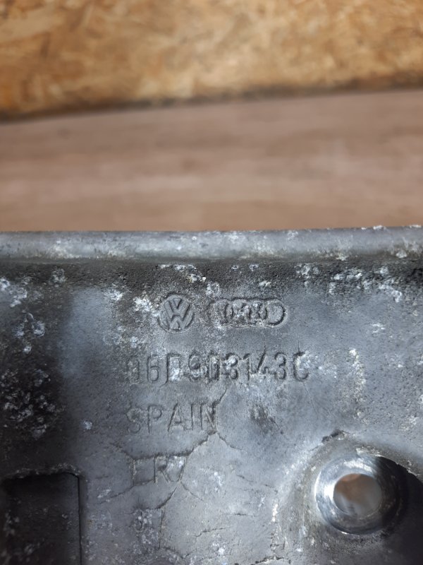 Кронштейн кондиционера Audi A4 2004 BGB седан - изображение 2
