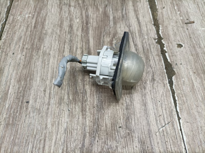Фонарь подсветки номера Honda Civic 2004 D16V1 хетчбэк 5дв. - изображение 2