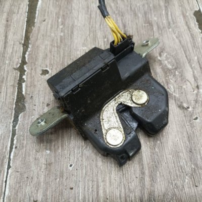 Замок крышки багажника Opel Corsa D 2011 хетчбэк 3дв. A12XER 1.2 - изображение 4