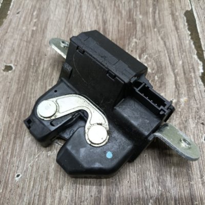 Замок крышки багажника Opel Corsa D 2011 хетчбэк 3дв. A12XER 1.2 - изображение 5