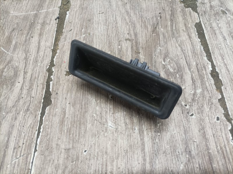 Кнопка открывания багажника BMW 3 series E90 2011 N47D20U1 седан 4дв. - изображение 1
