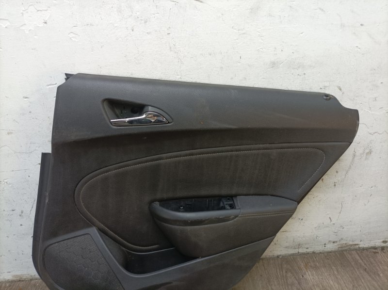 Обшивка двери Opel Astra J 2014 хетчбэк 5дв. A14XER 1.4 Задн. Прав.