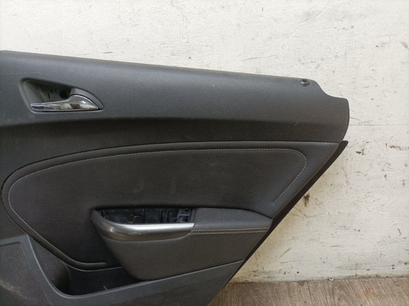 Обшивка двери Opel Astra J 2011 хетчбэк 5дв. A14XER 1.4 Задн. Прав.