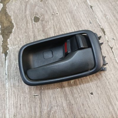Ручка двери внутренняя Mitsubishi Lancer 1.6 2004 4G18 седан 4дв., Задн., Прав.