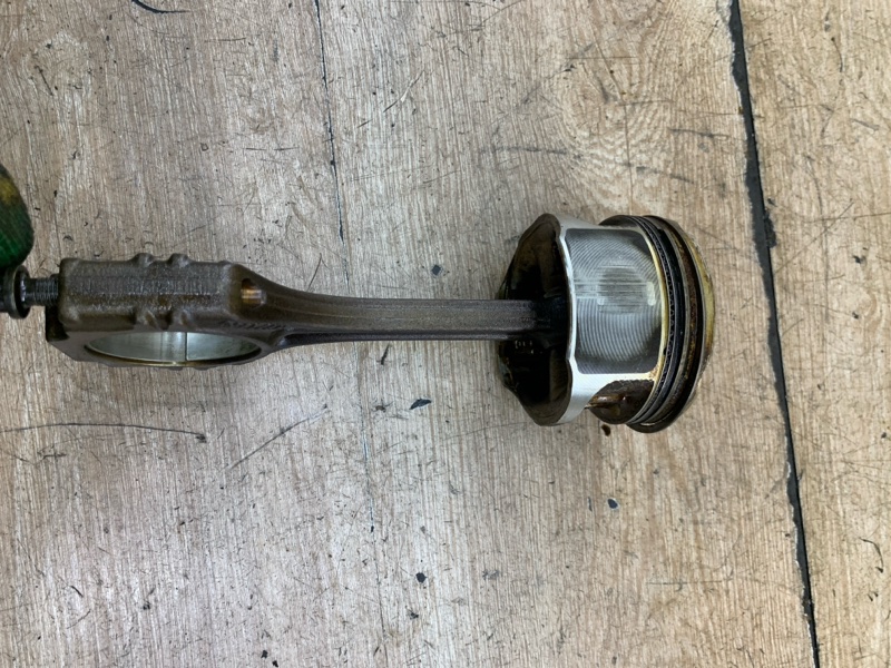 Поршень Volkswagen Golf 4 2000 BCB