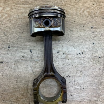 Поршень Volkswagen Golf 4 2000 BCB