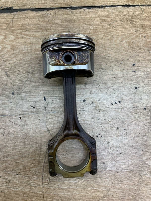 Поршень Volkswagen Golf 4 2000 BCB