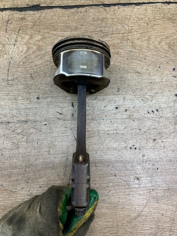 Поршень Volkswagen Golf 4 2000 BCB