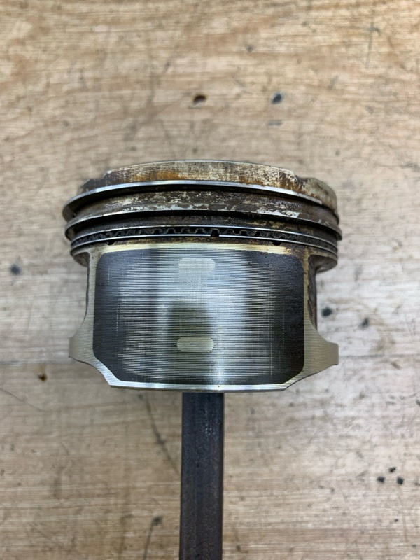 Поршень Volkswagen Golf 4 2000 BCB