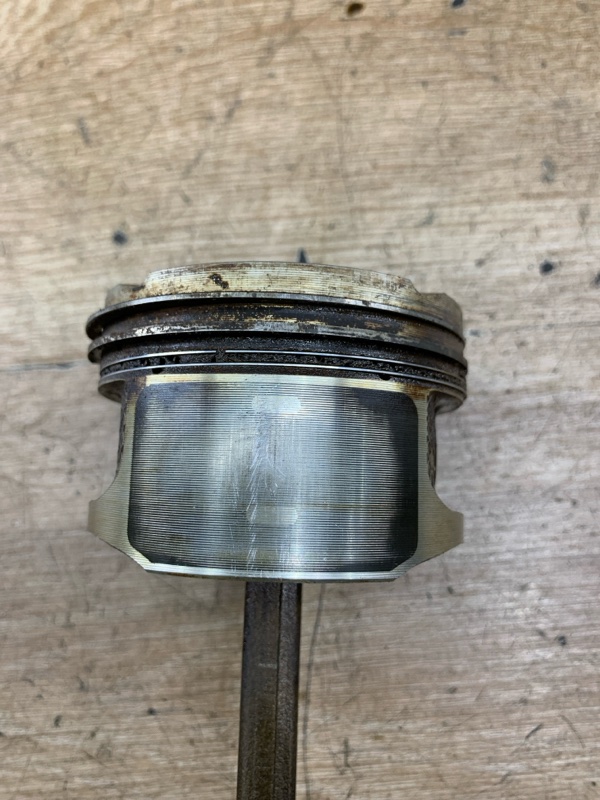 Поршень Volkswagen Golf 4 2000 BCB