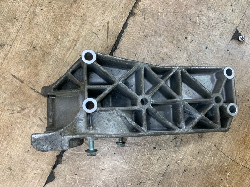 Кронштейн двигателя Volkswagen Golf 4 2005 AUA
