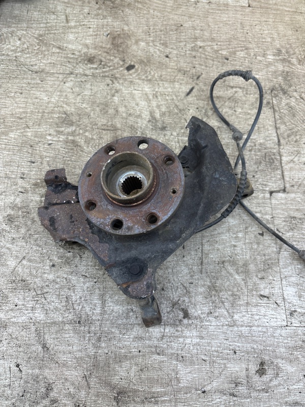 Поворотный кулак Opel Corsa D, Перед., Лев.