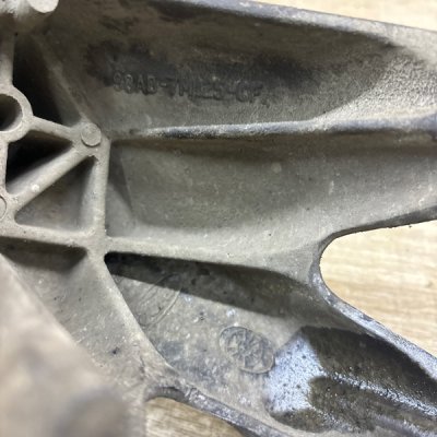 Кронштейн МКПП Ford Focus 1 2004 хетчбэк 5дв. FXDA - изображение 4