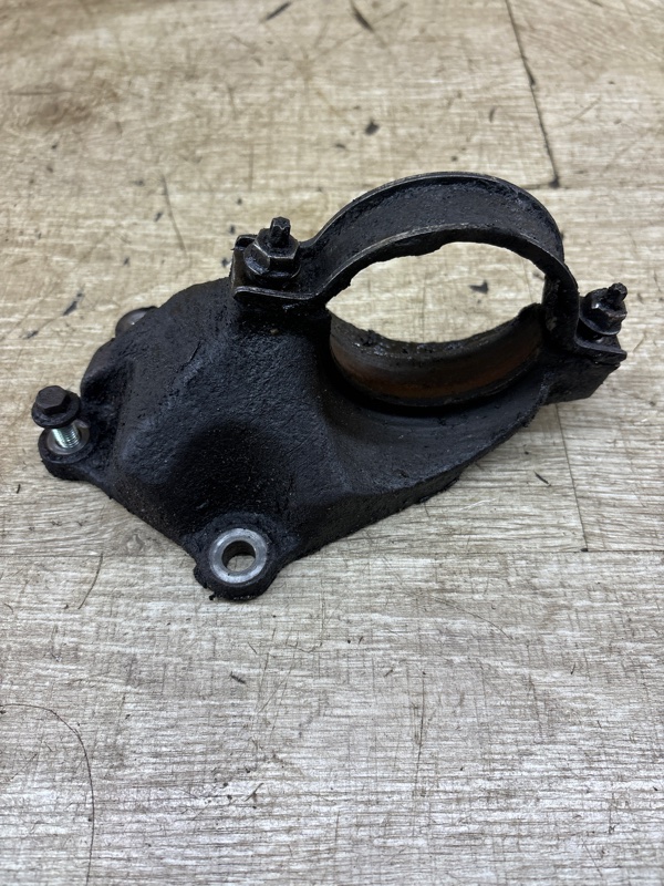 Кронштейн привода Ford Focus 1 2004 хетчбэк 5дв. FXDA Прав.