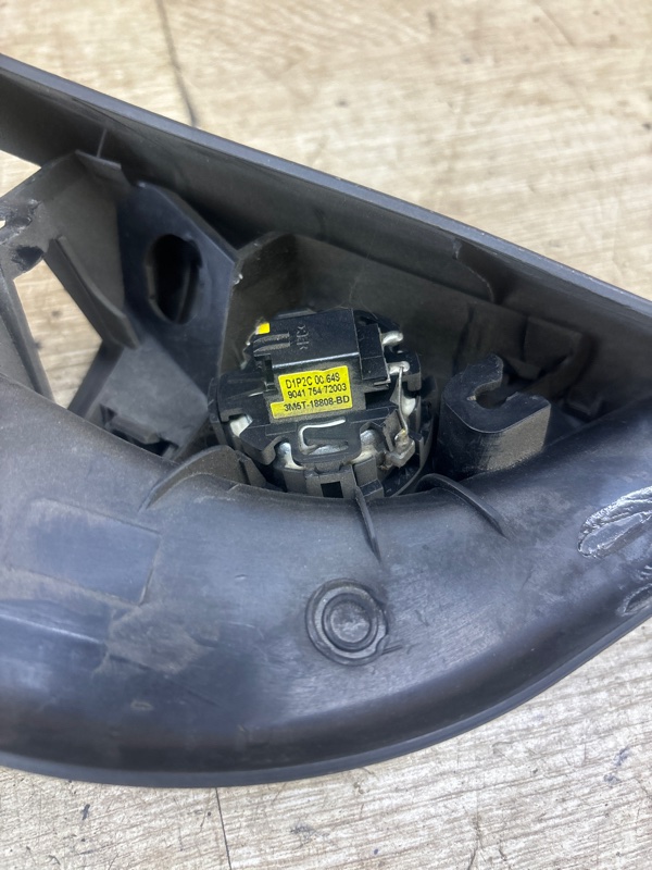 Уголок Ford Focus 2 2007 HWDA седан 4дв., Перед., Прав. - изображение 4