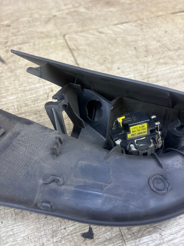 Уголок Ford Focus 2 2007 HWDA седан 4дв., Перед., Прав. - изображение 5