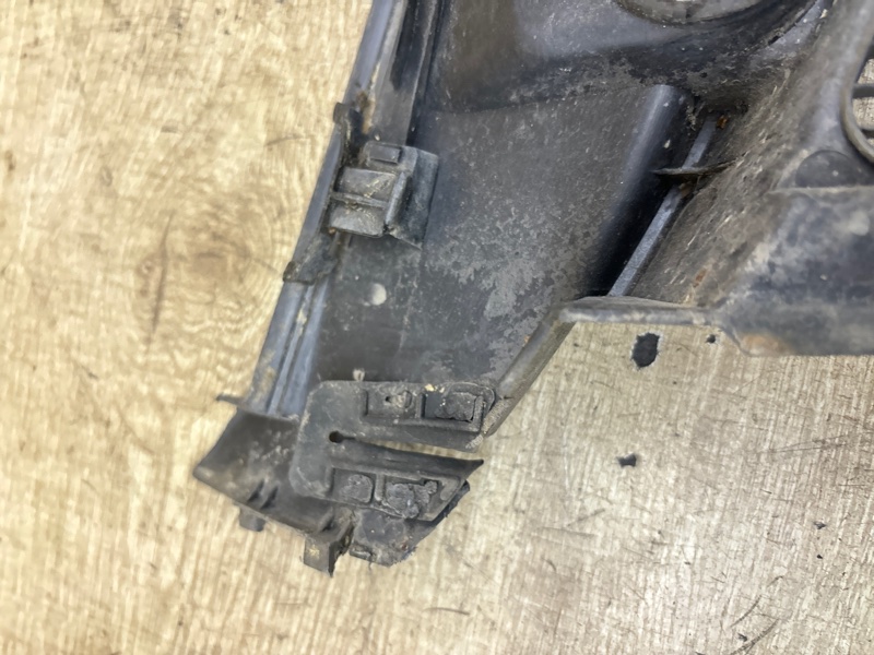 Водосток/жабо Mitsubishi Lancer 2005 седан 4дв. 4G13 Перед. Лев.