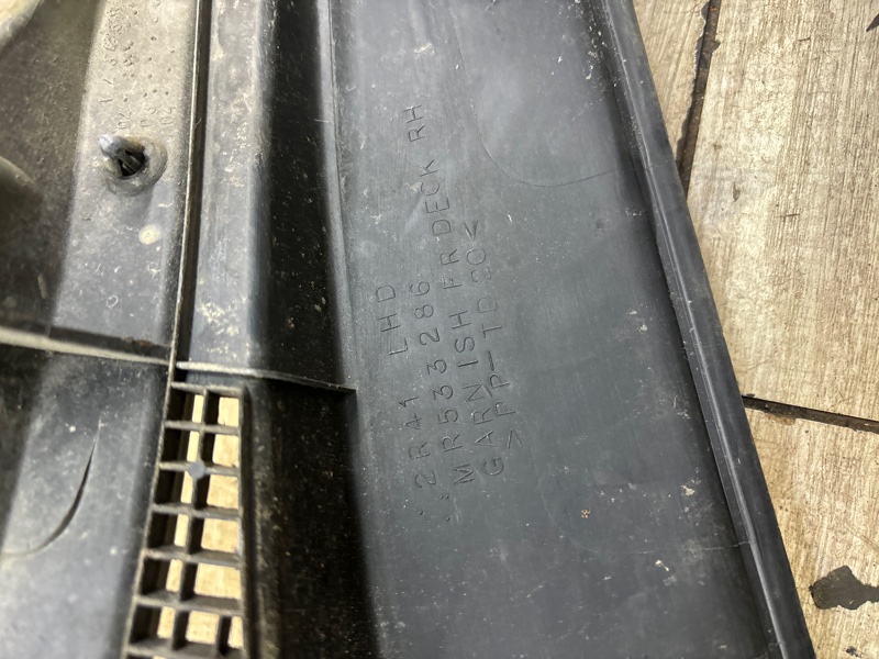Водосток/жабо Mitsubishi Lancer 2005 седан 4дв. 4G13 Перед. Прав.