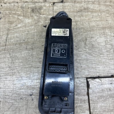 Кнопка стеклоподъемника Mitsubishi Lancer 2005 седан 4дв. 4G13 - изображение 5