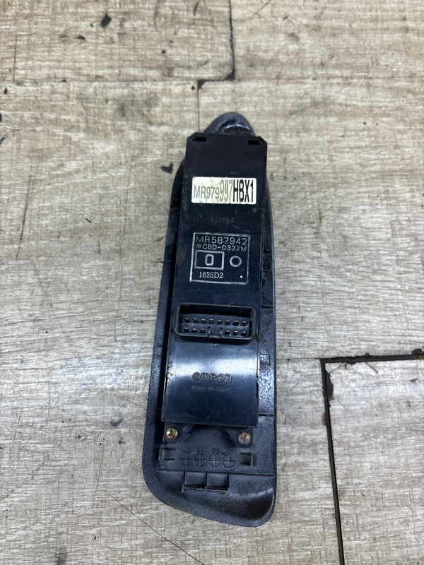 Кнопка стеклоподъемника Mitsubishi Lancer 2005 седан 4дв. 4G13